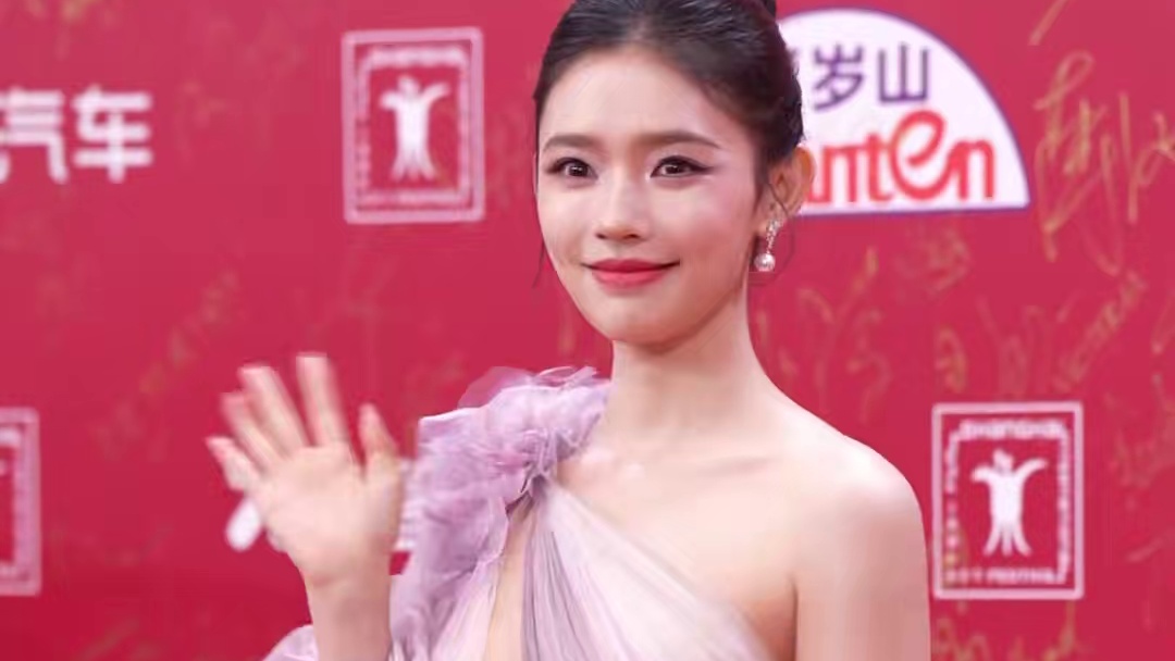 多位电影人齐聚第27届上海国际电影节闭幕式红毯#黄晓明 #张子枫 #于适