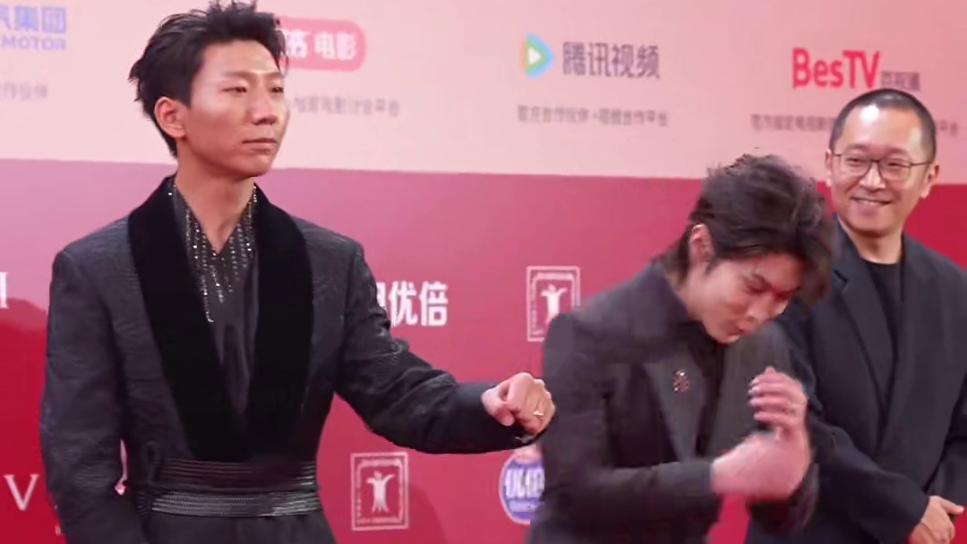 #电影天马流星 主演#阿如那 #马伯骞 亮相#第27届上海国际电影节 闭幕红毯