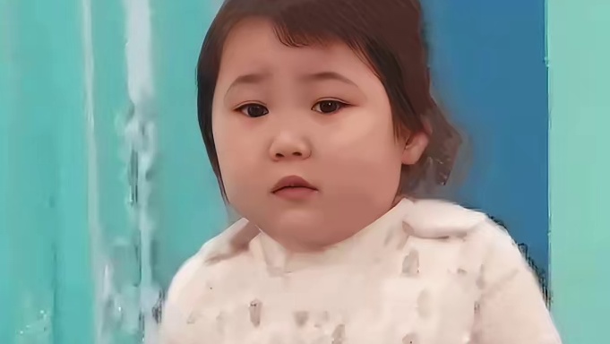 狗子舔完猫摔倒，主人狂笑