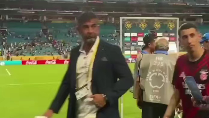 这才是球王，不像某个人造王看见球衣直接踩过去