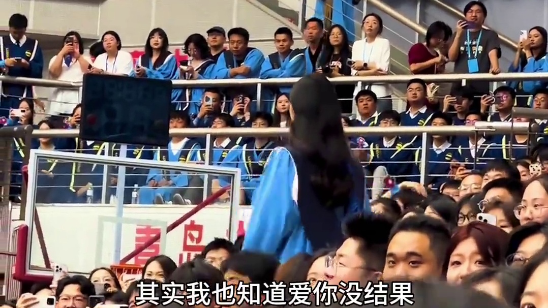 青岛大学毕业典礼高燃时刻 学妹学长因家中规划不同而和平分手，两人深情对唱《爱像一碰就破的泡沫》大胆表