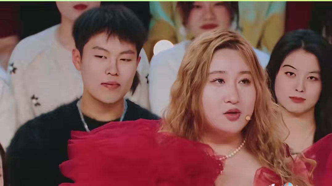 锤娜丽莎：一晚上愣是没敢笑