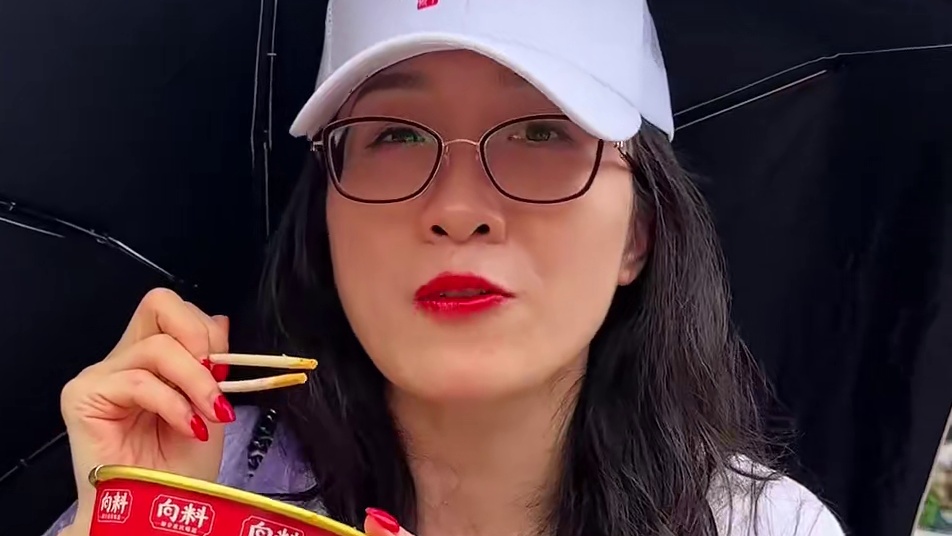 胖妹冒着大雨来给刀迷们送福利啦，祝刀郎老师演唱会圆满成功，生日快乐！#刀郎 #刀郎演唱会