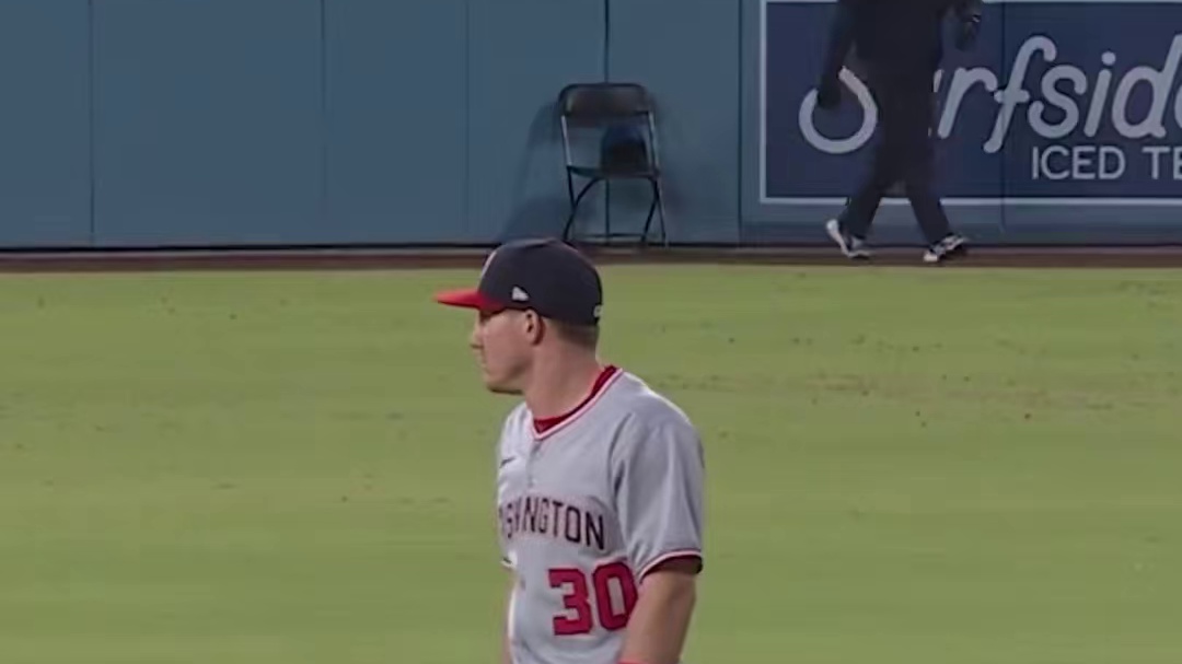 抽象，太抽象了！这个稀里糊涂的接杀简直笑哭了我！
茫西：哥俩儿联手起来逗我玩呢？
中外场手：镜头对准