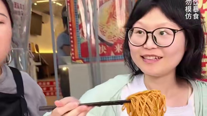 98斤的陕西妹子居然想直接挑战2斤面，胖妹让她先挑战6两，结果没吃饱又加了1斤米线！#美食 #挑战 