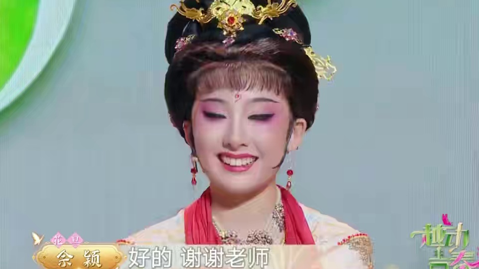 #越动青春总决赛车轮大战  #越动青春  总决赛的激烈竞争让19岁的#佘颖  焦虑万分。万幸她还有导