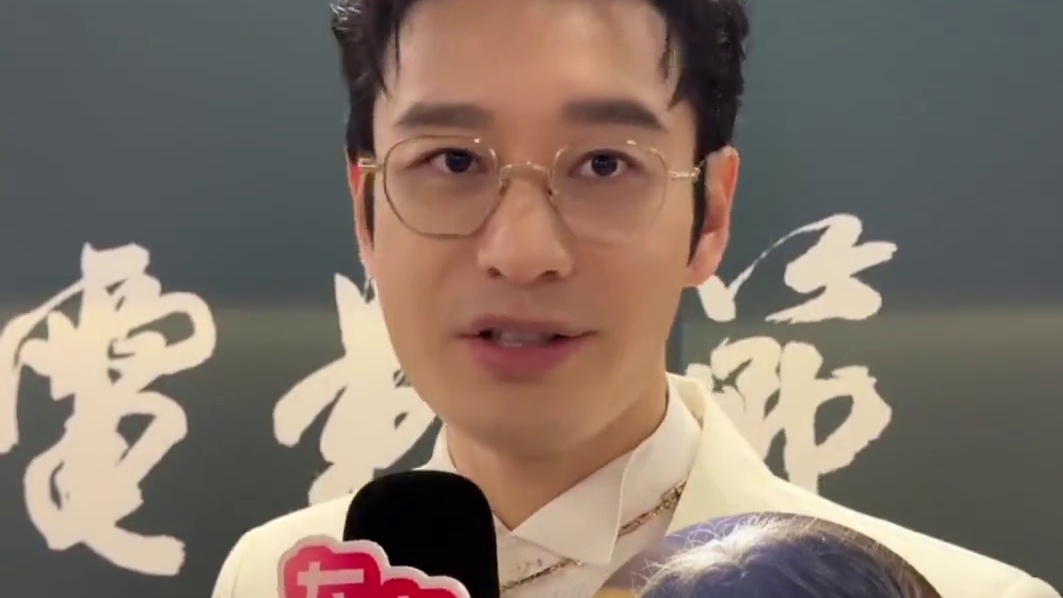 《中餐厅》里的“夸夸群群主”#黄晓明  又双叒上线啦！一边狂赞#沈月  算账细心努力，一边疯狂安利#