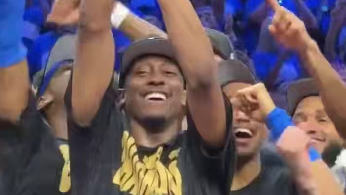 拿到常规赛MVP后给队友送大礼包，今天赛后让J-Dub举起FMVP奖杯，SGA毫无疑问是足够优秀的领