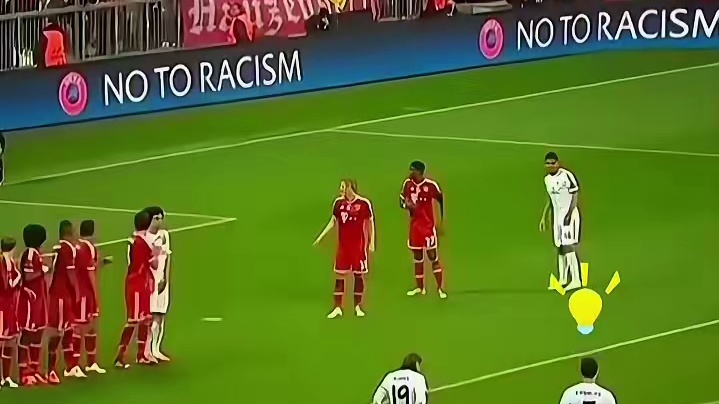 C罗神级预判！任意球从人墙的脚下穿过破门#足球 