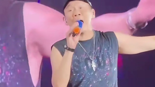 湘遇大雨！陶喆长沙演唱会《爱我还是他》万人雨中合唱太好哭了！ #陶喆#爱我还是他#现场版live#陶