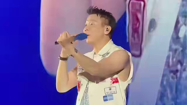 陶喆长沙演唱会《飞机场的十点半》现场大合唱太好哭，全是青春！ #陶喆#飞机场的十点半#现场版live