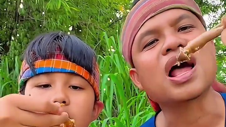 和女儿吃蒜蓉鸡纵菌 #美食 #户外美食 #泰国美食 #内容启发搜索