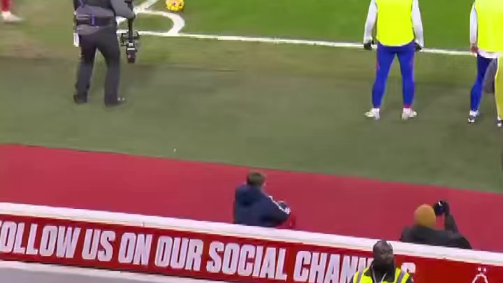 这球...没进！这个扑救，你给几分？