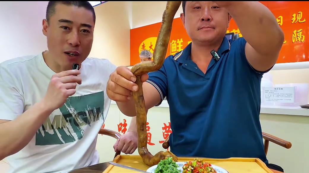 第440集：朱刘选手吃羊肉肠太香啦#羊肉肠#美食挑战#麻辣羊头#鼓励合理饮食拒绝浪费粮食