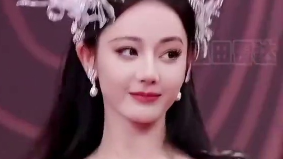 迪丽热巴不愧是新疆把妹王，走个路都能把人迷晕 #迪丽热巴 #迪丽热巴美神降临 #女明星