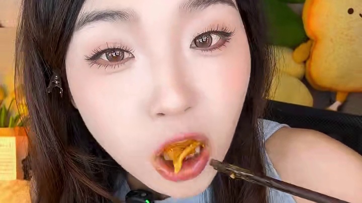 深切的感受到饺子里加酸菜有多么好吃！#灵魂宵夜 #美食推荐 #酸菜饺子 #解馋