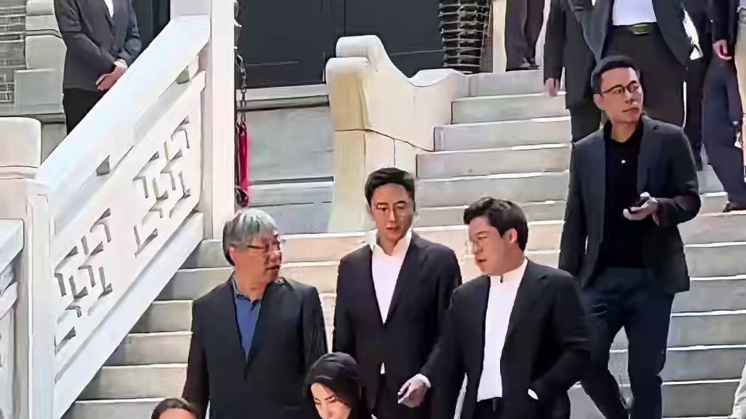 明明是霍家掌门人，为何霍震霆对郭晶晶都礼让三分？看她如今成就才知不是怕而是敬畏#霍震霆 #郭晶晶 #