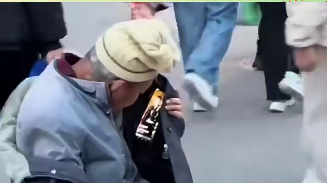 大爷：一边乞讨生活一边享受生活