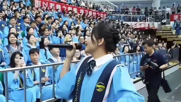 青春不散场祝毕业生前程似锦！青岛大学大学毕业典礼上青春洋溢 全体师生合唱#周公难解红楼梦 网友: 这