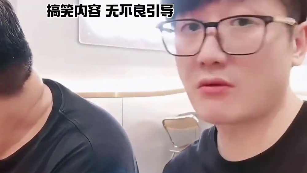 老白红旗等人户外吃饭.隔壁桌女生输游戏后.过来找红旗喝九.老白直言这也就是开着直播.不然红旗已经不在