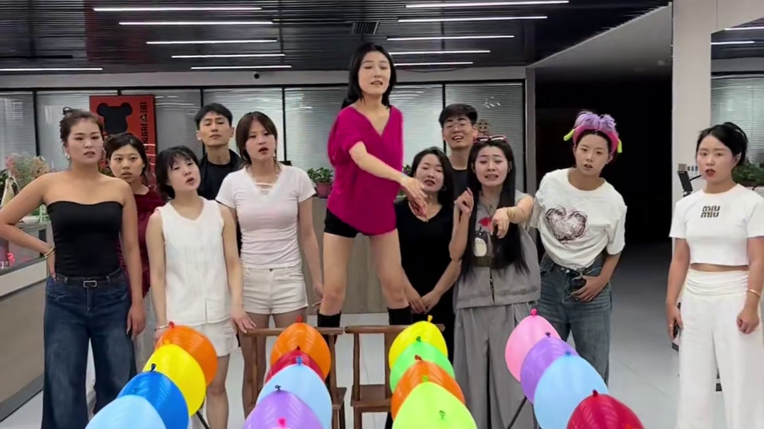 扎气球拿奖啦 #办公室游戏 #搞笑视频 #专治不开心