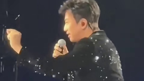 #周深你也很为邓超着迷吧 一个是行走的CD机，一个是爆裂的舞台核弹，这要是合作起来 不得是听觉和视觉