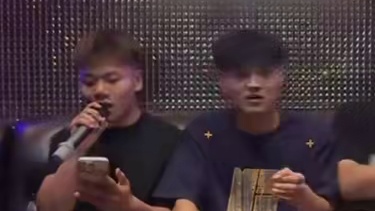 这就是搜打撤顶流的玩家精神状态吗？地铁这对吗?#地铁里面唱K的含金量  #两眼一睁地铁逃生  #地铁