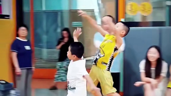 【DT周末班特色课程 | 3v3对抗实战模拟训练】
6-7岁的小球员们在赛场上斗志昂扬，展开激烈的3