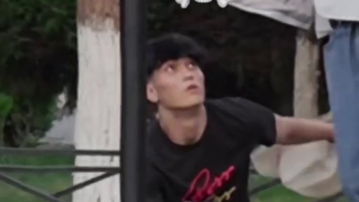 20kg拐杖 整蛊路人 #逗你一笑烦恼 #哈哈哈哈我要笑死了 #爆笑名场面