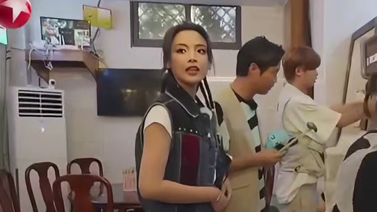 黄景瑜  在 “新宠”小蜗牛面前，一秒回归童真，被大猛男的反差萌惊到了！