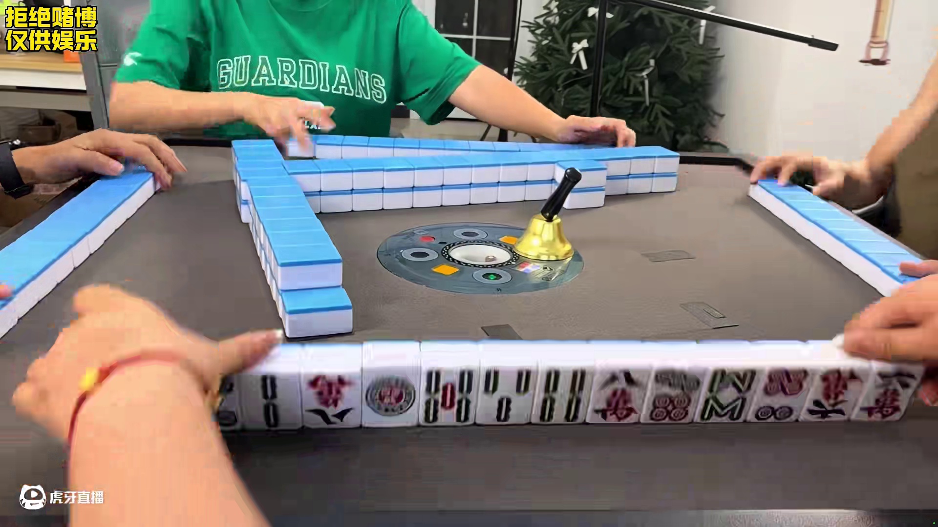 从来没见过这样的！ 怎么有人清一色摸19圈都摸不到一个花色啊？哈哈#长沙麻将 #小麻将解心宽 #万万