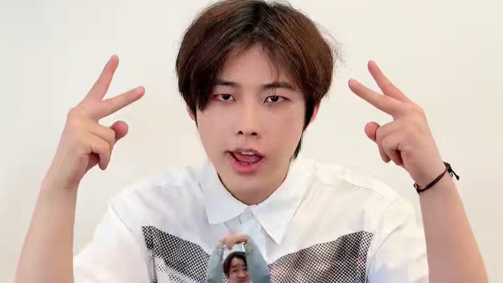 你说小小的祖蓝，怎么能诞生这么多笑料逗我笑呢#王祖蓝被当成手办卖了  #王祖蓝