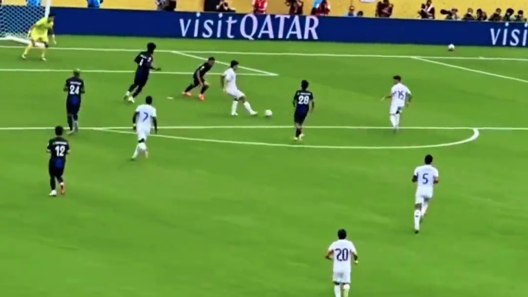 精彩配合！长传转移右路，阿诺德边路传中策动