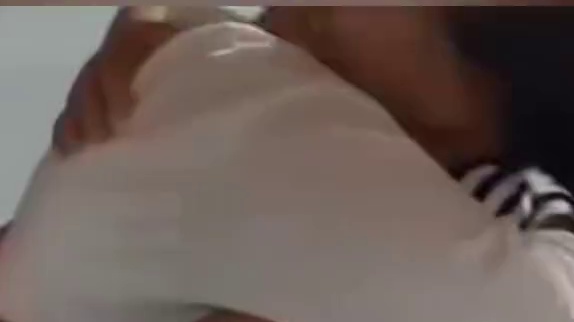 老奶奶不慎失足落水，俄罗斯女留学生飞奔而来，纵身跳入水中成功施救。这份跨国的善意令人动容，为人美心善