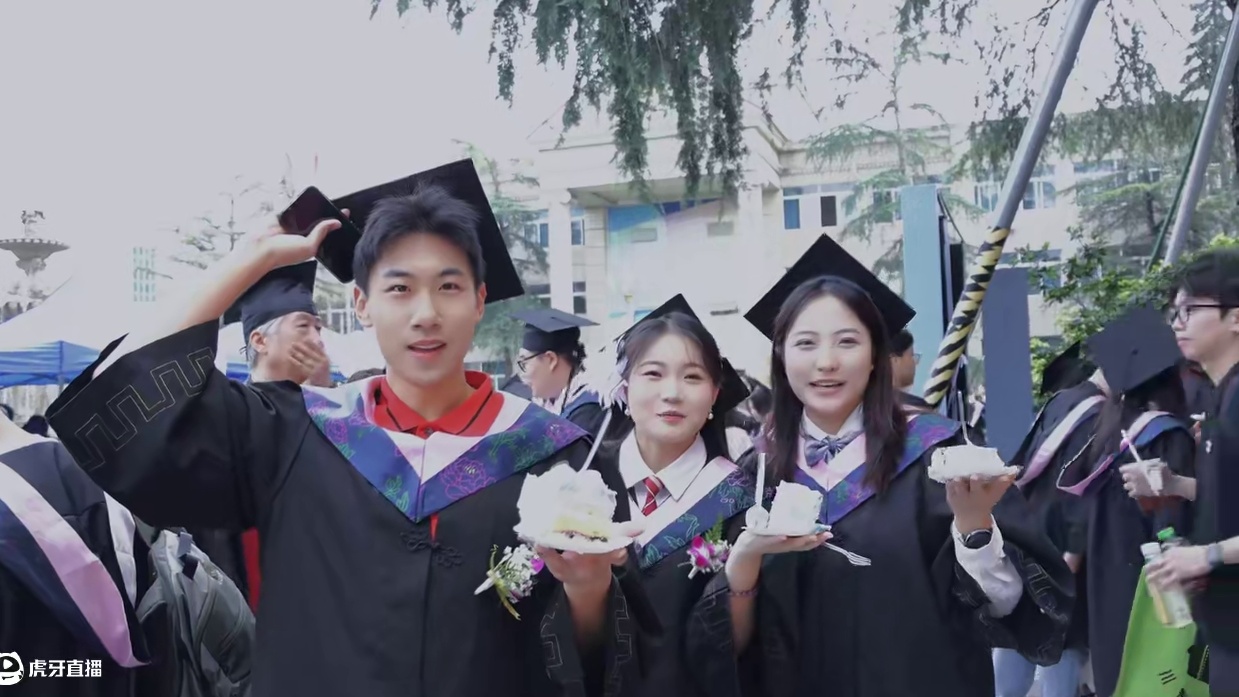 青春不散场，梦想不落幕！ 愿毕业生们带着热爱奔赴下一场山海！#毕业季 #青春不散场 #四川电影电视学