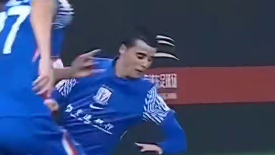 小伙子脾气太爆不长记性啊！两个队长都拉不住你吗！