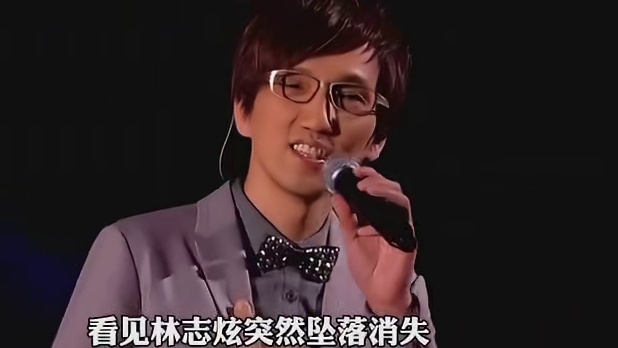 林志炫录制节目意外摔落 真是一位敬业的艺人，愿平安无事。