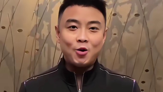 颁奖时王皓笑得合不拢嘴