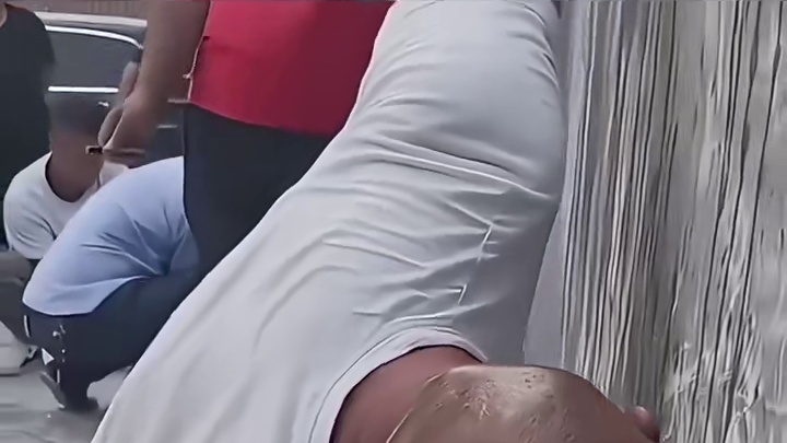 一把水泥堵墙缝！