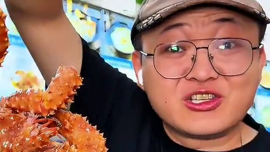 在其他地方光吃一只帝王蟹都要一千多，这里这么大一桌，才798，来8个人的话，人均还不到100，就能吃