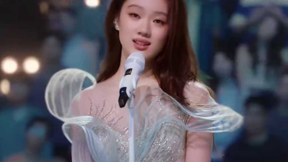 #单依纯用歌声回馈粉丝的爱   单依纯把粉丝写进歌里，是对粉丝双向奔赴的约定与爱的回馈