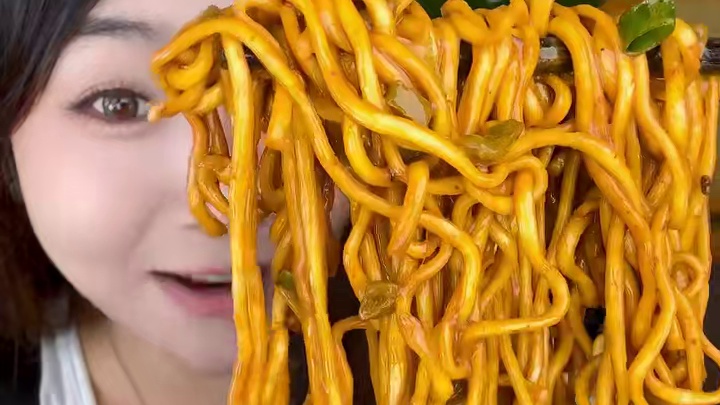 没想到华味坊的冲泡热干面这么好吃！麻酱浓郁！香香的热干面！主要是不用煮，太方便了呀#速食美食 #灵魂