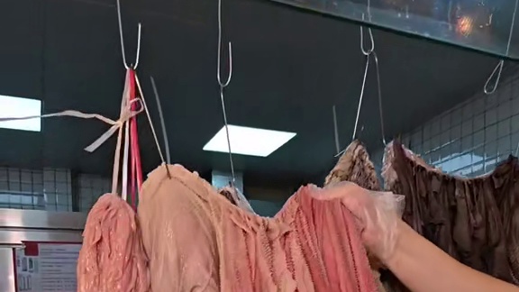 现场炒料，现场切肉，现场撕毛肚！现场火锅又被成都鼓捣出来了！ #夏天拒绝不了的美食 #不能错过的消暑