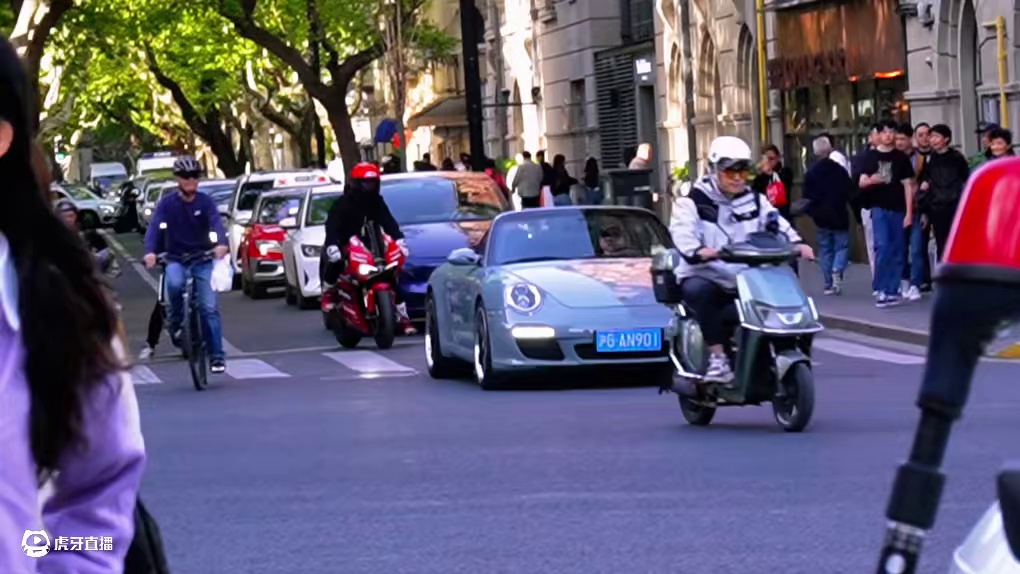 红色猛兽，穿街而过！杜卡迪V4，不只是摩托，更是速度与力量的化身。一声轰鸣，点燃整条街的荷尔蒙！#杜