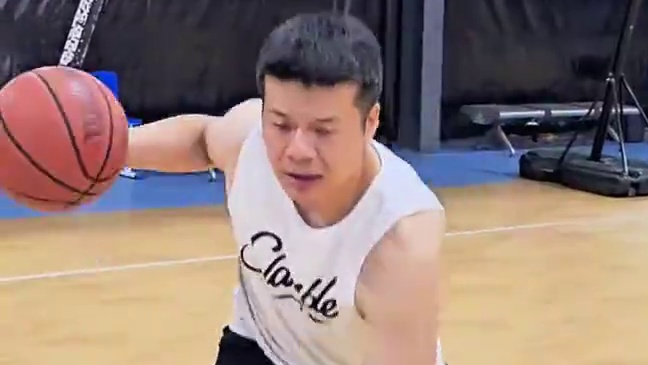 基础运球 #篮球技巧 #篮球教学 行进间运球一运不是丢就是断？试一试这几种运球脚步。