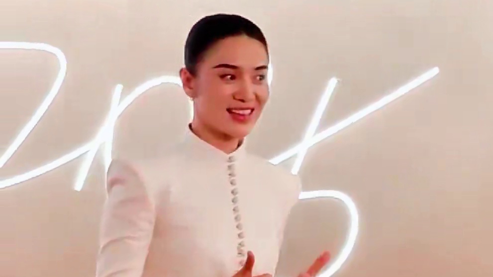 #宋佳 出席亮相#第30届上海电视节 荣耀之夜，地母系气质狠狠爱了！还贴心地祝大家生活愉快～#上海电