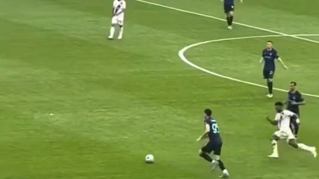 就是奔着铲人去的，要不是巴斯托尼晃过去了指不定就要受伤了