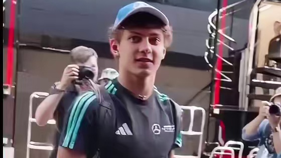 Kimi说高中毕业超开心 安东内利高中毕业后来参加奥地利大奖赛，小Kimi说终于完成学业了感觉超开心