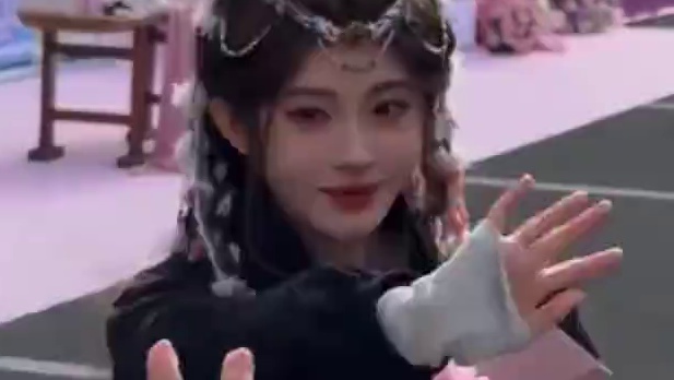 女明星在面对粉丝汹涌而来的爱意时，眼里夹杂着心疼#追星 #王楚然 #迪丽热巴 #鞠婧祎 #女明星