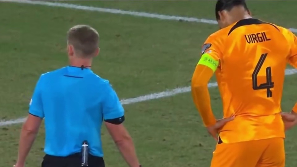 希腊队的盘外招：激光笔照范戴克，草皮竟然撒石子